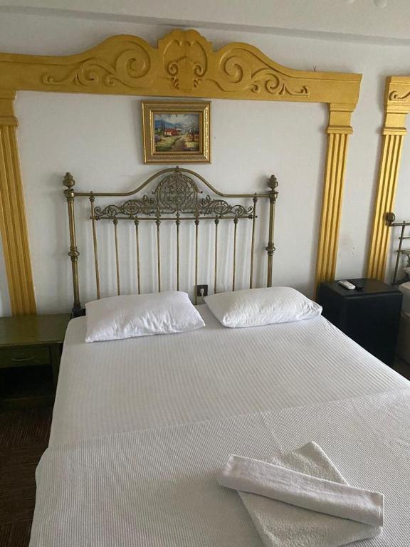 Postel nebo postele na pokoji v ubytování HERACITY Hotel