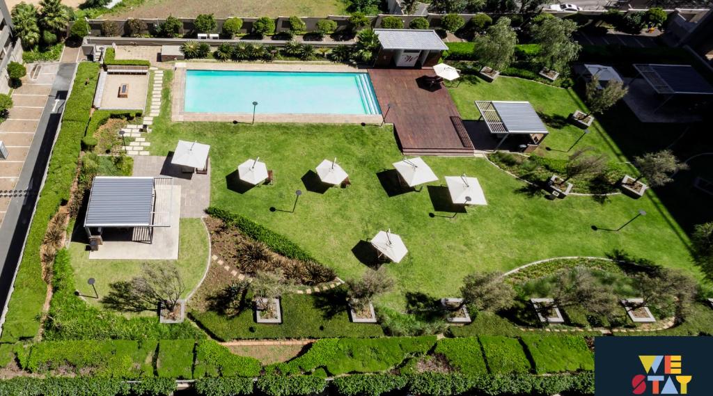Johannesburg的住宿－WeStay Westpoint Apartments，享有庭院的空中景致,设有游泳池