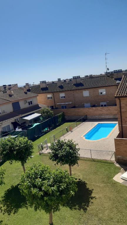 een uitzicht over een zwembad in een gebouw bij Apartamento Pinseque in Pinseque