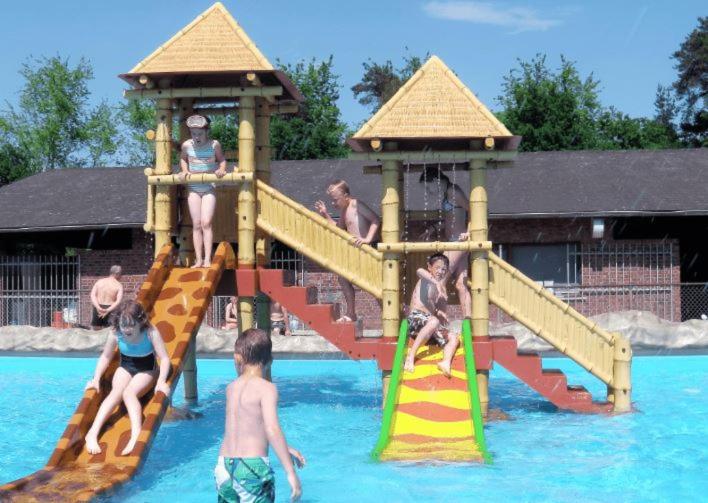 Bazén v ubytování Nieuwe vakantie-Chalet "Bie mammie en pette" Camping GOOLDERHEIDE nebo v jeho okolí
