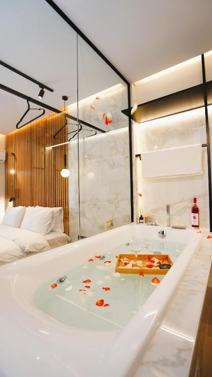 a bathroom with a bath tub in a room at Luxury suites with JACUZZI by Sea&theCity in Thessaloniki