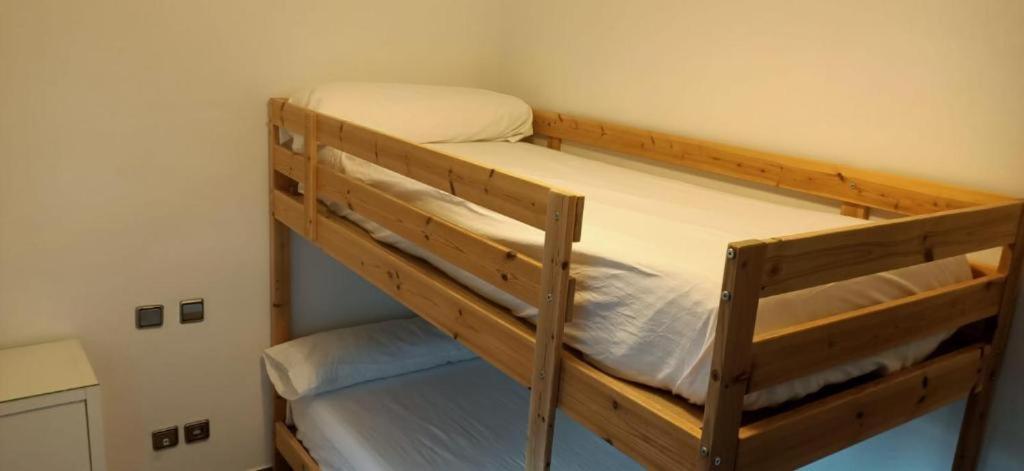 Двухъярусная кровать или двухъярусные кровати в номере Habitación Económica
