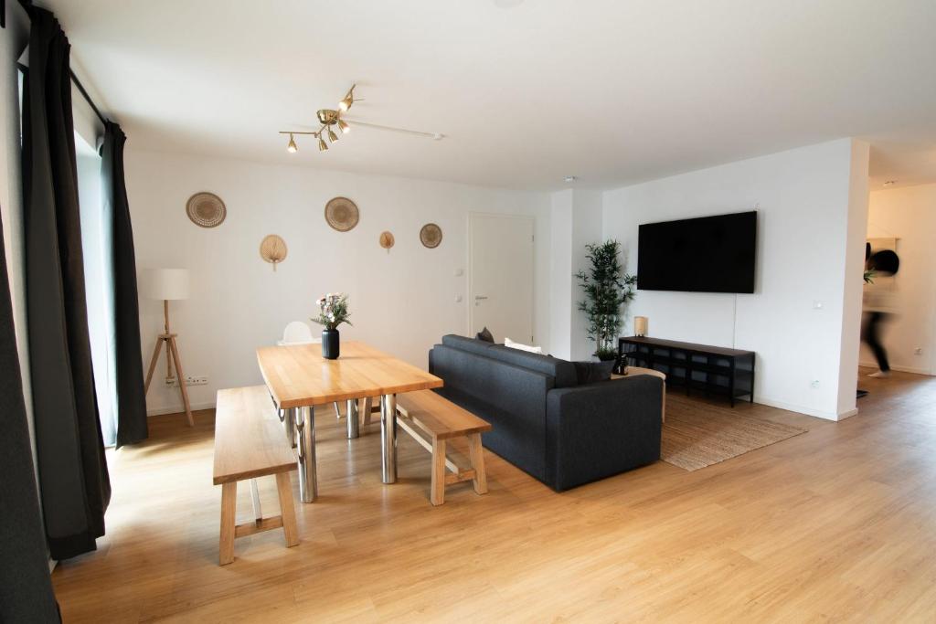 sala de estar con sofá y mesa en Central Apartment 4 Bedrooms for up to 12 Guests, en Hamburgo