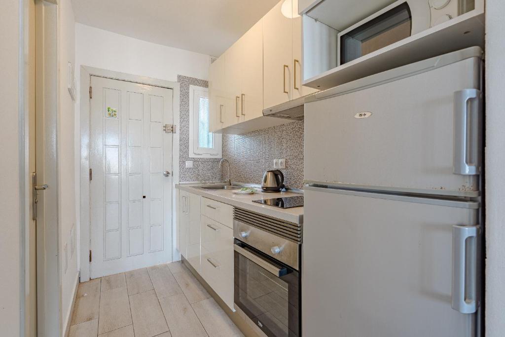 Kuchyň nebo kuchyňský kout v ubytování Apartamentos en Torres del Sol