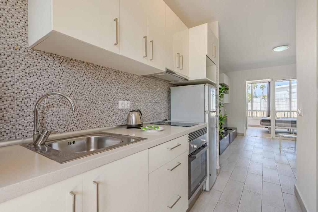 Kuchyň nebo kuchyňský kout v ubytování Apartamentos en Torres del Sol