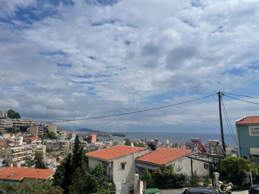 vistas a una ciudad con edificios y al océano en Christina's Home, en Kavala
