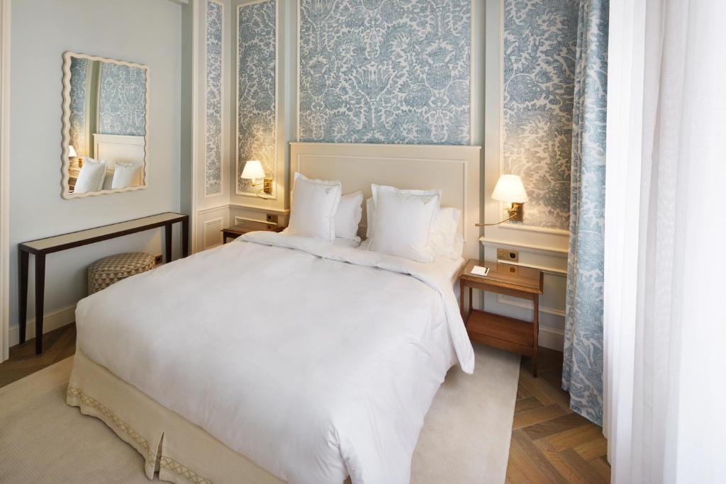 Postel nebo postele na pokoji v ubytování Hotel Zur Wiener Staatsoper
