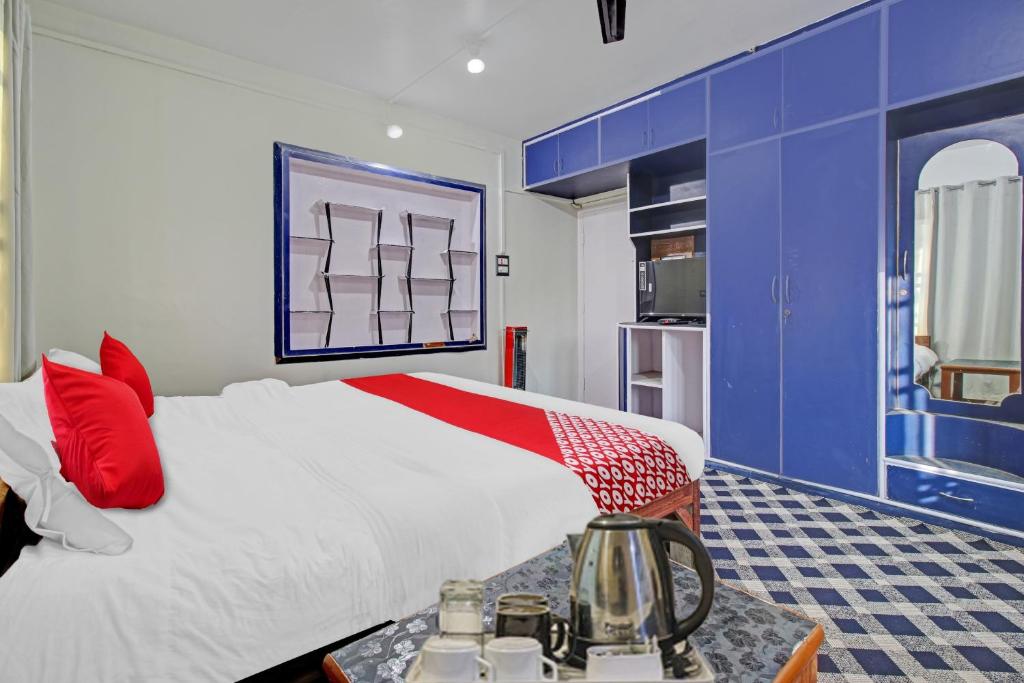 - une chambre bleue et blanche avec un lit et une table dans l'établissement Flagship Comfort By Comfay, à Srinagar