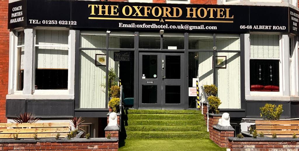黑潭的住宿－The oxford Hotel，一座建筑,上面写着奥克斯福德酒店
