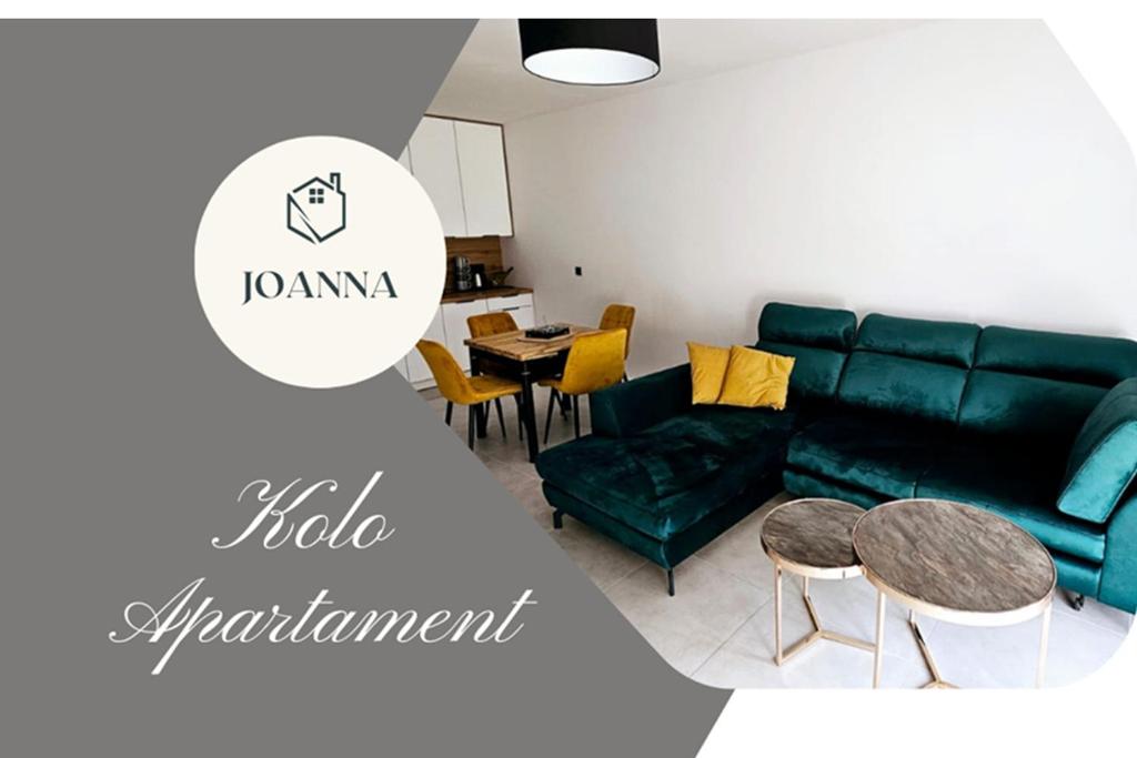 - un salon avec un canapé vert et une table dans l'établissement Kolo Apartament Gold, à Koło