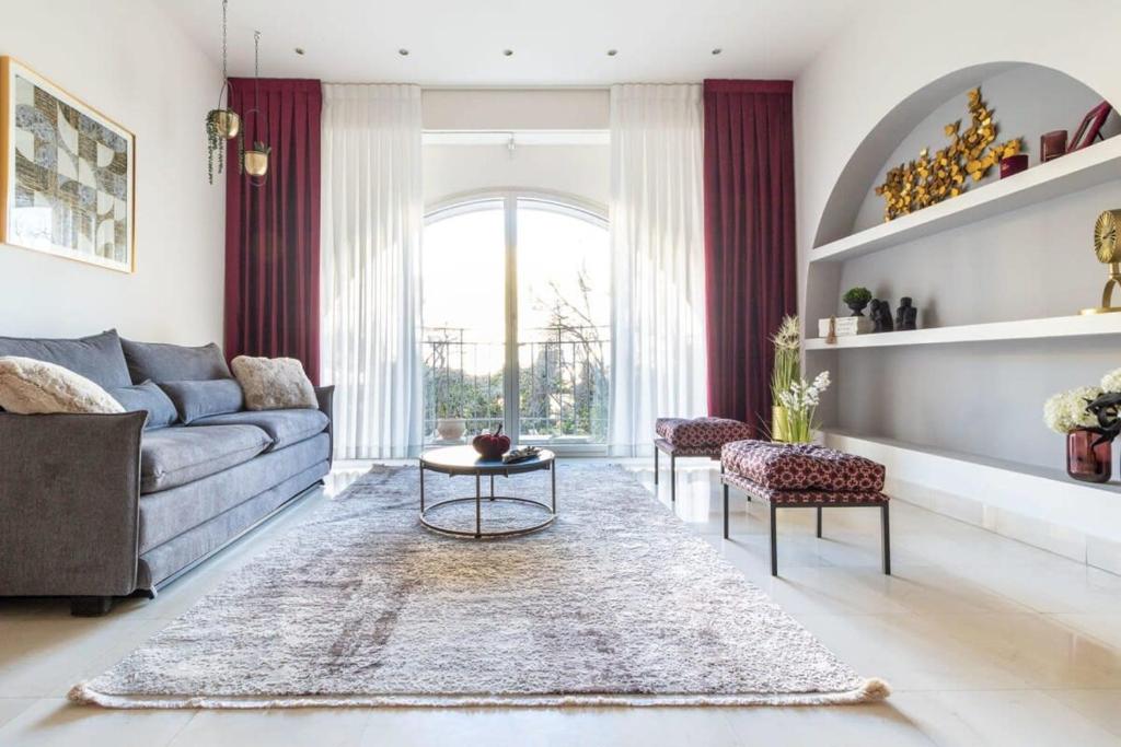 Posezení v ubytování Cosy Studio in Mamilla, free parking up to 5 ppl