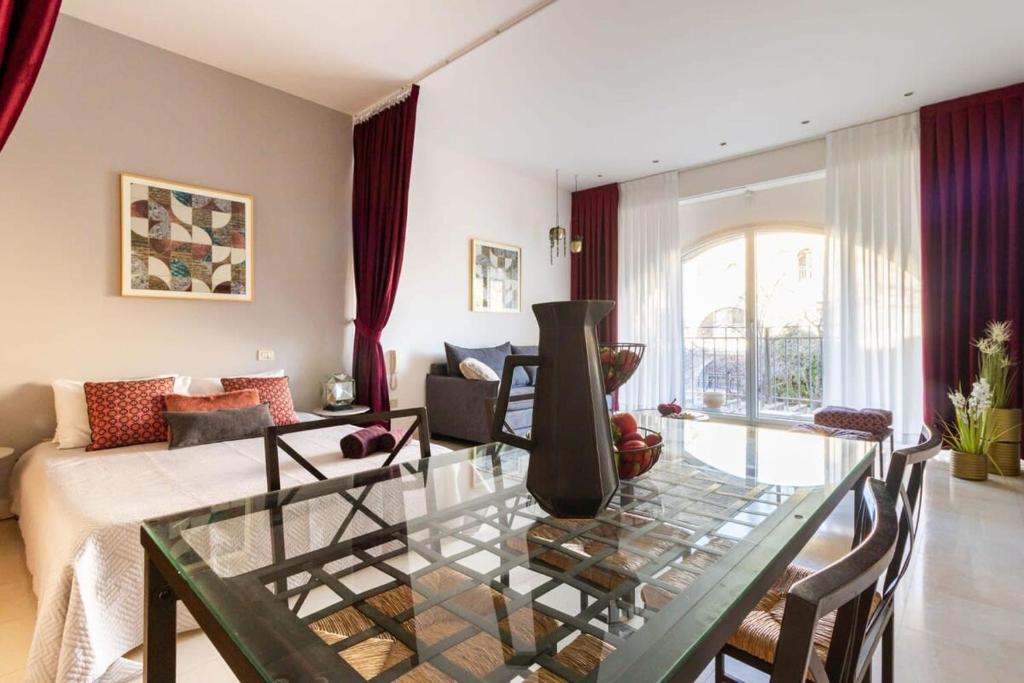 Posezení v ubytování Cosy Studio in Mamilla, free parking up to 5 ppl