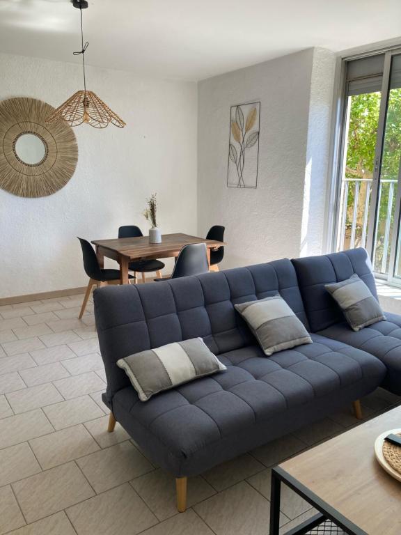 Χώρος καθιστικού στο Spacieux 2 chambres, CLIM, parking prive ferme, LOCAL VELOS