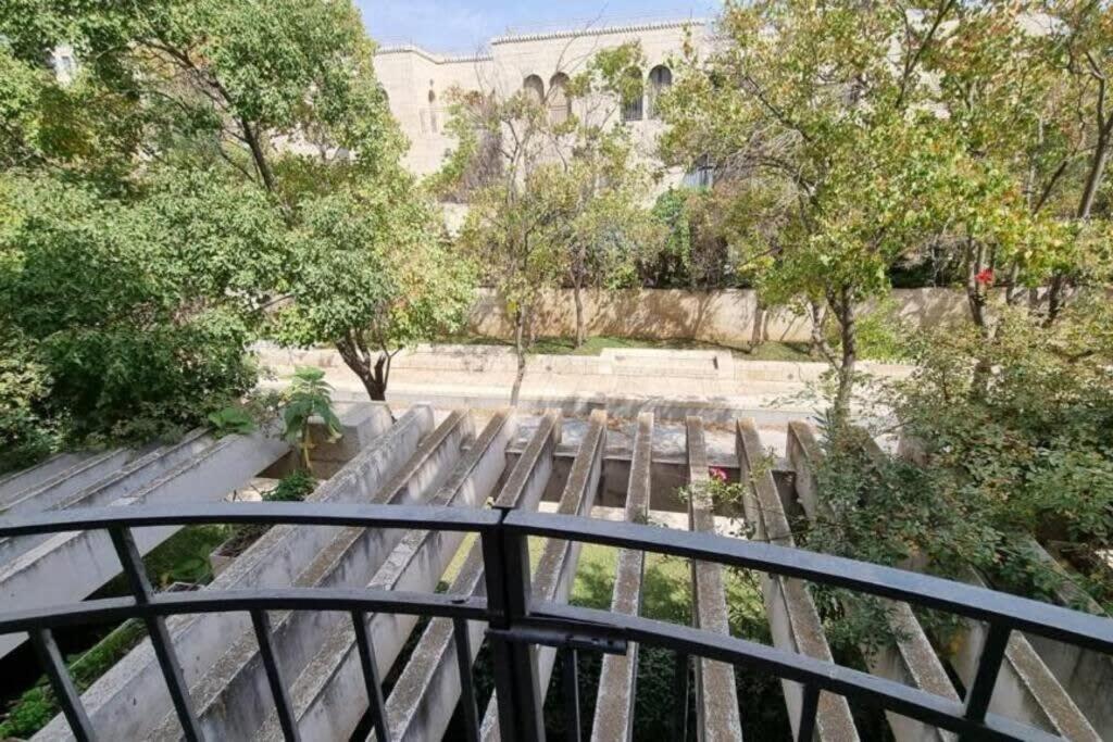 Zahrada ubytování Cosy Studio in Mamilla, free parking up to 5 ppl