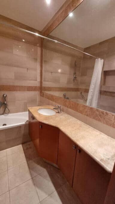 Koupelna v ubytování Cosy Studio in Mamilla, free parking up to 5 ppl