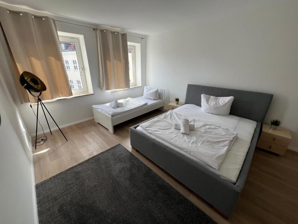 Zentrale Apartments in Bayreuth tesisinde bir odada yatak veya yataklar