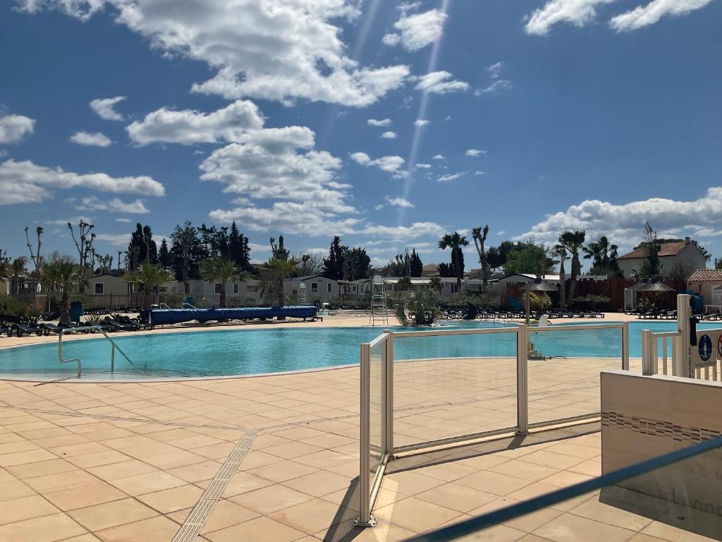 Bazén v ubytování camping siblu sable du midi nebo v jeho okolí