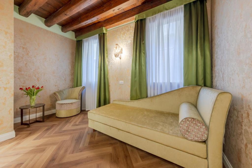 رزرو هتل و هاستل، 312 Piazza San Marco, 09197245266
