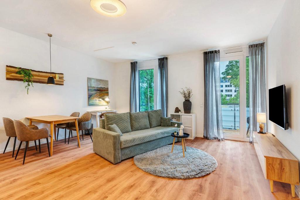 una sala de estar con un sofá y una mesa en Km Style Apartments 7, en Freiburg im Breisgau