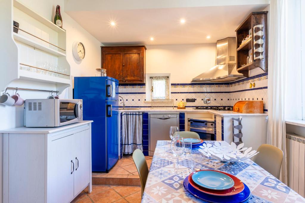 Кухня или мини-кухня в Casa Ginevra - 3 Minutes Walk from the Sea
