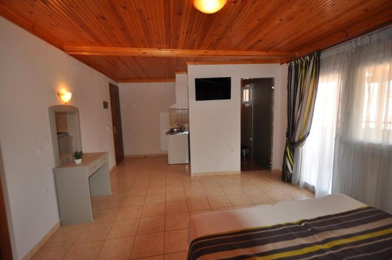 duży pokój z łóżkiem i kuchnią w obiekcie Hotel Asterias w Limenárii