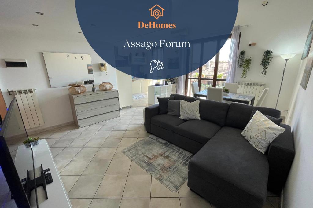 uma sala de estar com um sofá e uma mesa em DeHomes - Assago Forum em Buccinasco