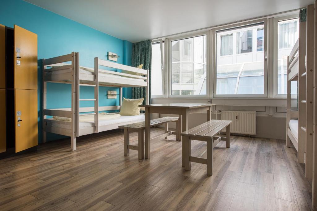 Postel nebo postele na pokoji v ubytování Wombat's City Hostel Munich Hauptbahnhof