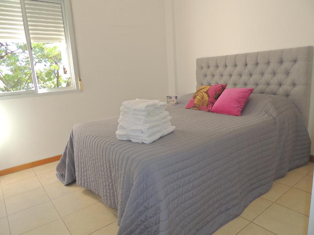 a bedroom with a bed with towels on it at Tu alquiler Resistencia in Resistencia