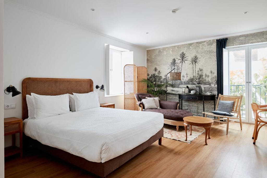 een slaapkamer met een bed en een woonkamer bij Casa Apollo Guesthouse in Faro