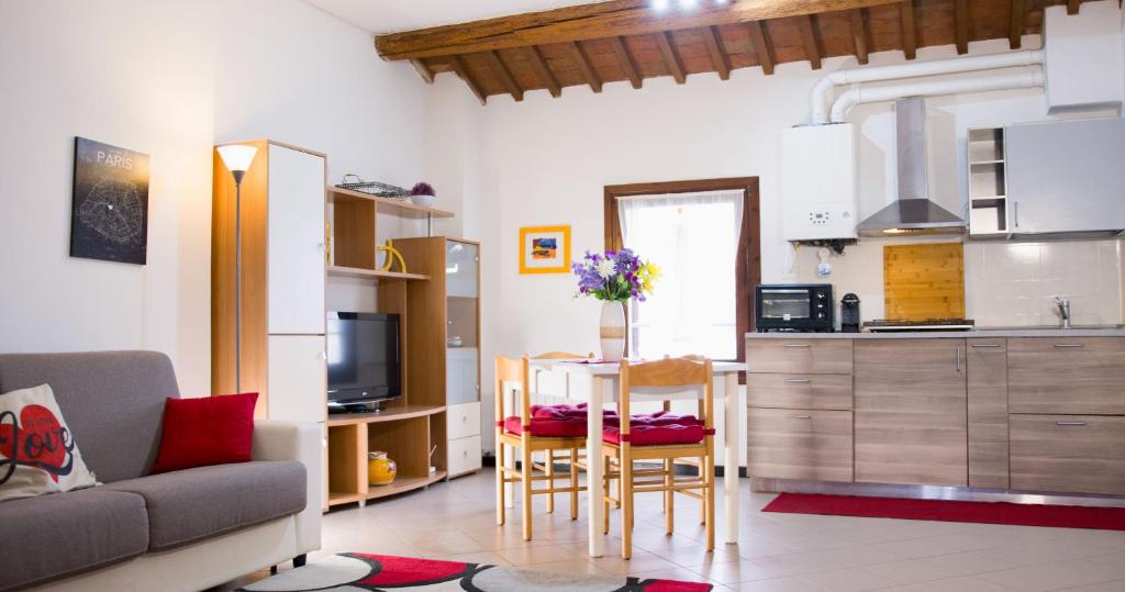 un soggiorno con tavolo e cucina di The Comfort Apartment - Le Cà De Boron a Montagnana