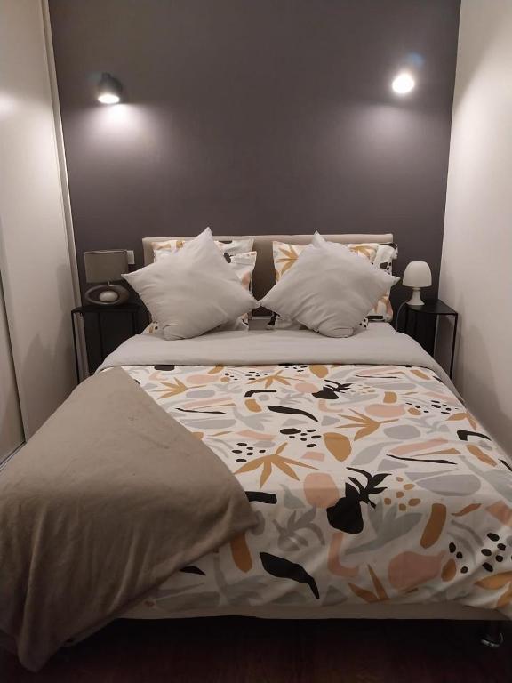 - une chambre avec un lit doté d'une couette et d'oreillers dans l'établissement Appartement cosy dans le marais, à Paris