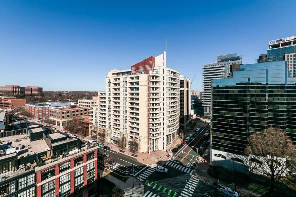 eine Luftansicht einer Stadt mit hohen Gebäuden in der Unterkunft 2BR Central Apartment Spacious Layout & Balcony in Arlington