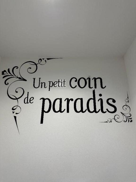 un panneau sur lequel on peut lire « pet corn be parrots » dans l'établissement Atlantique, à Fort-Mahon-Plage