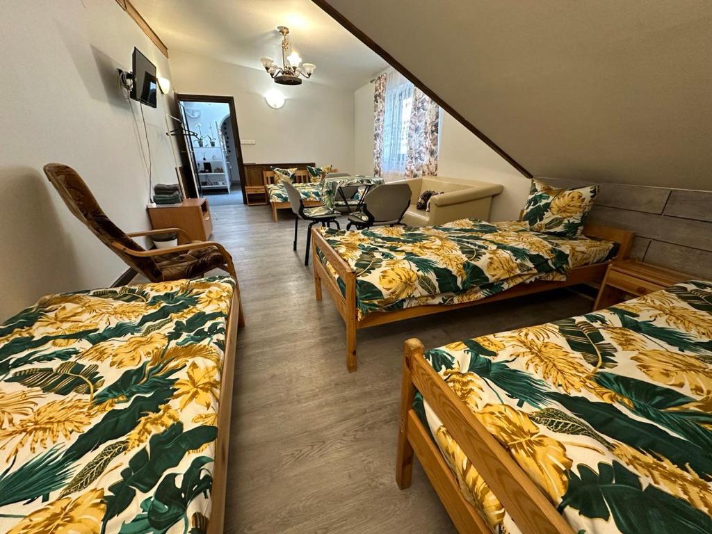 pokój z 2 łóżkami i jadalnią ze stołem w obiekcie Guest House Villa Arkadia w Warszawie