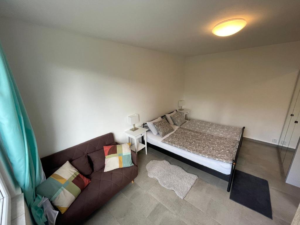 Postel nebo postele na pokoji v ubytování NOVÝ HORSKÝ APARTMÁN v Jizerských horách