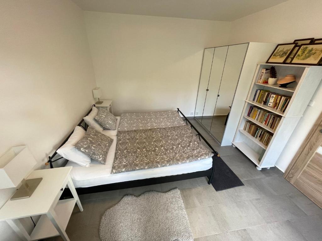 Postel nebo postele na pokoji v ubytování NOVÝ HORSKÝ APARTMÁN v Jizerských horách