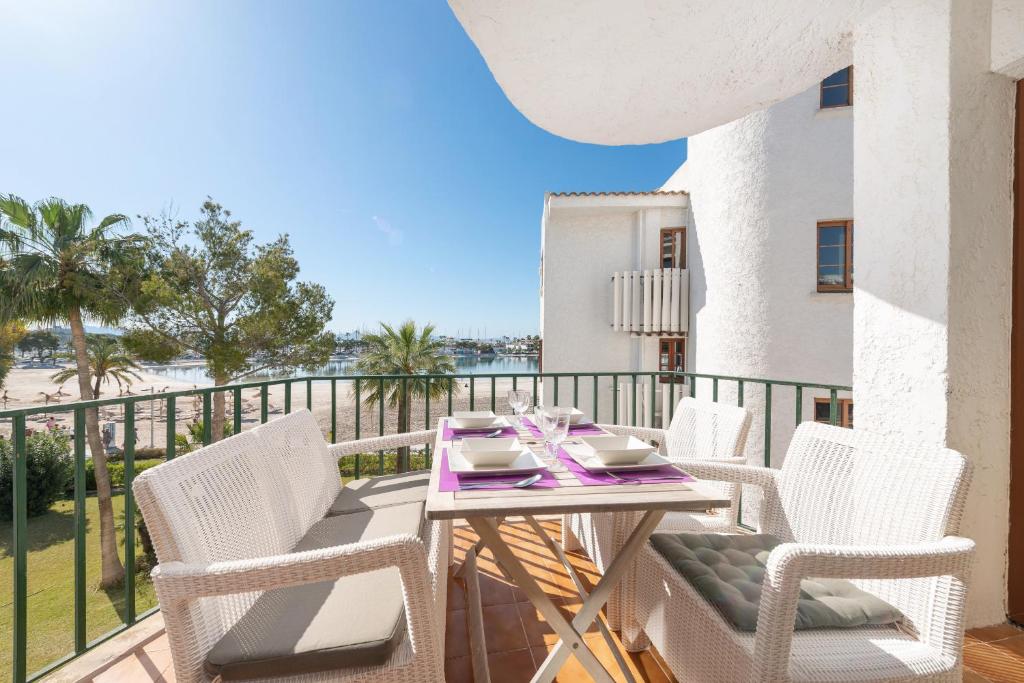 d'une terrasse avec une table et des chaises sur un balcon. dans l'établissement APARTAMENTO THIERRY, à Port d'Alcúdia
