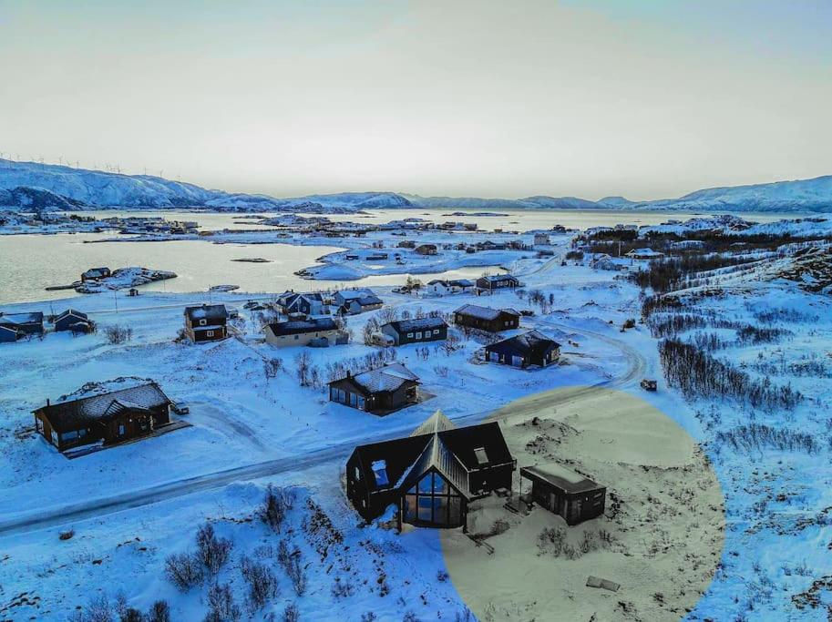 una vista aérea de un pueblo cubierto de nieve en Cabin Aurora Borealis, en Sommarøy