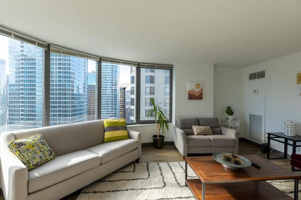 un soggiorno con divano e tavolo di Ultimate 3BR Luxury Suite near Navy Pier with Gym & Pool by ENVITAE a Chicago