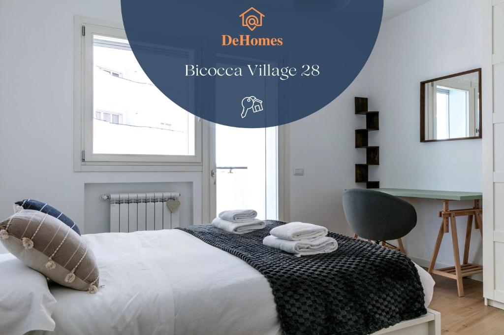 Cette chambre comprend un lit à baldaquin et un bureau. dans l'établissement DeHomes - Bicocca Village 28, à Milan