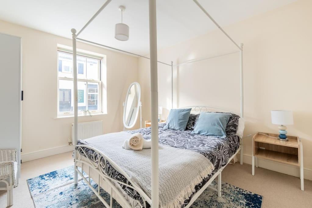 - une chambre avec un lit à baldaquin dans l'établissement Retreat in Axminster: Your Getaway near Devon, à Axminster
