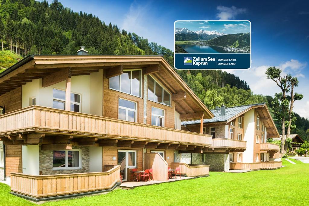 een huis in de bergen met groen gras bij AlpenParks Chalet & Apartment AreitXpress in Zell am See