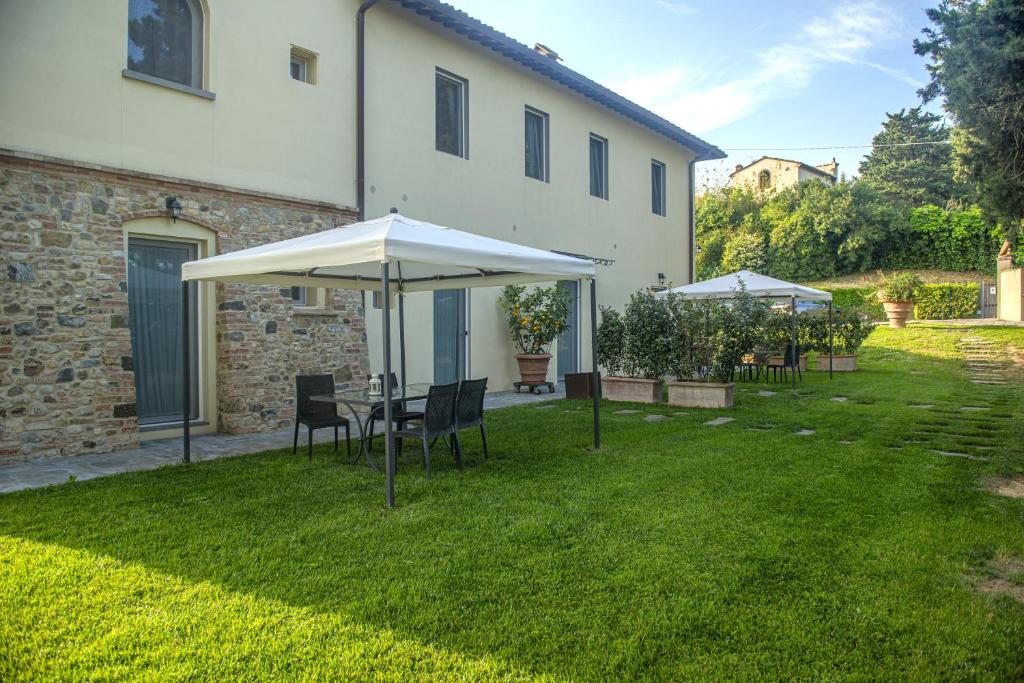 A garden outside Villa la torre
