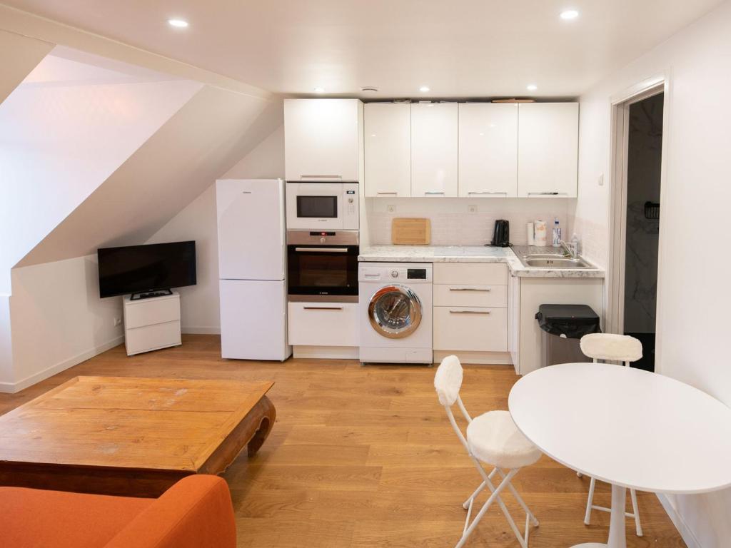 A kitchen or kitchenette at Appartement Le Palais, 2 pièces, 4 personnes - FR-1-418-253