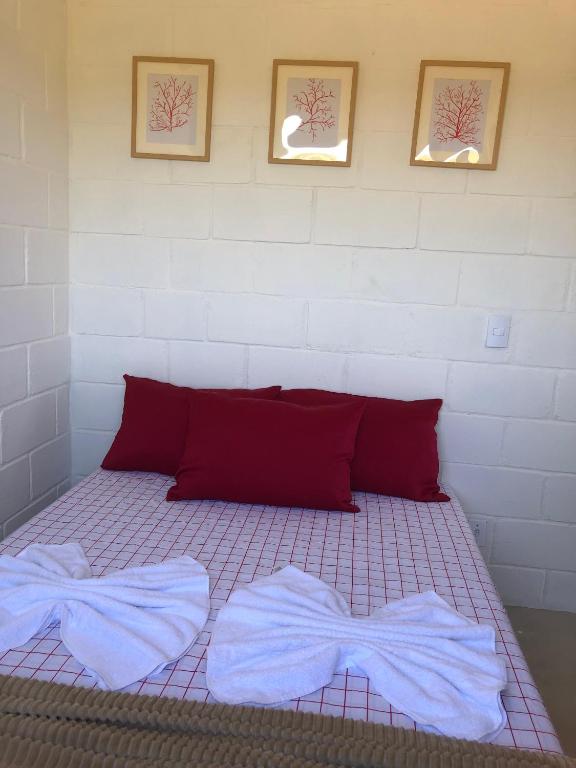 1 cama con 2 albornoces y una pajarita. en Villa Coral azul en Prado