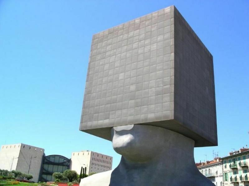 une statue devant un grand bâtiment dans l'établissement Nice centre- small pied-a-terre near beaches, à Nice