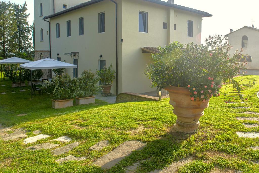 A garden outside Villa la torre