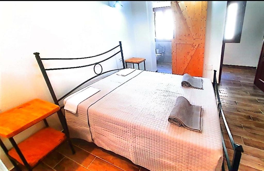 A bed or beds in a room at La plaza