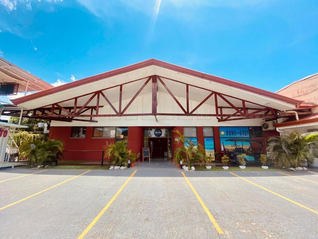ハコにあるHotel Adventure Lodgeの正面に駐車場がある建物