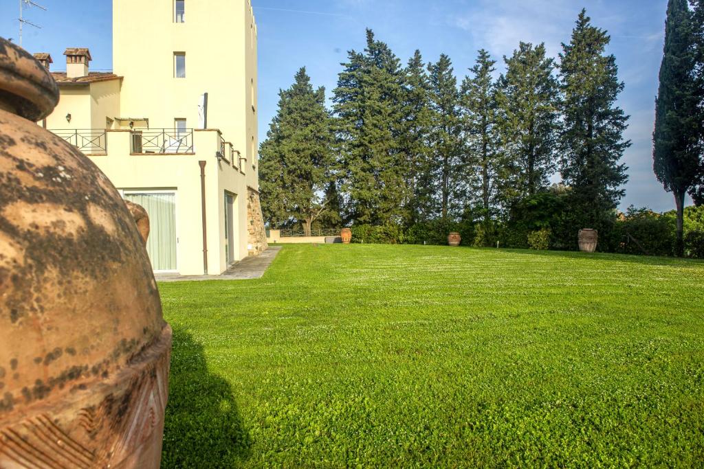 A garden outside Villa la torre